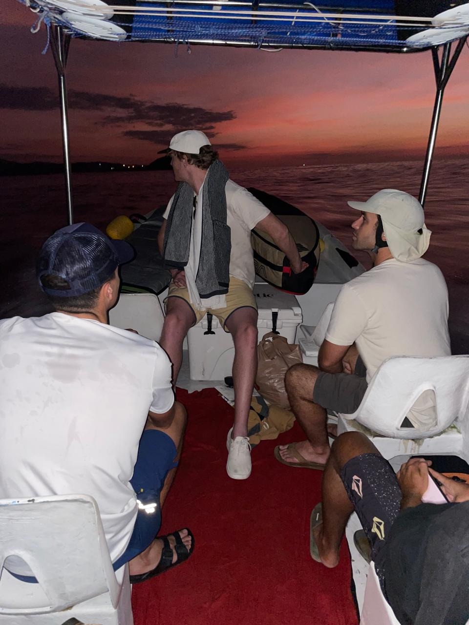 Regreso en lancha al atardecer después de una sesión