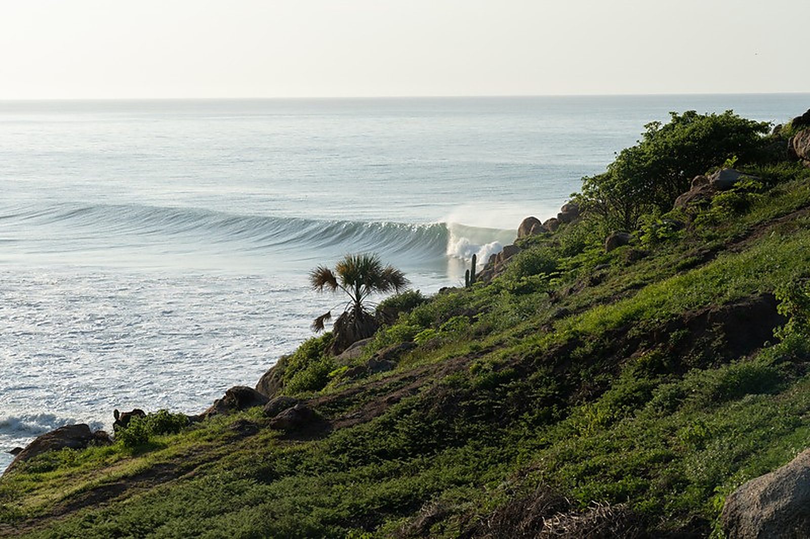 Punto de surf en la costa de Oaxaca al amanecer