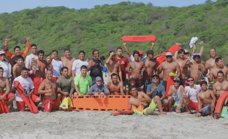 Robert con el equipo de salvavidas